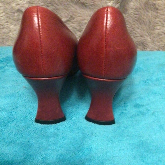 JOHN FLUEVOG RED LEATHER  WITH ANGULAR MID HEEL PUMP - Picture 6 of 8